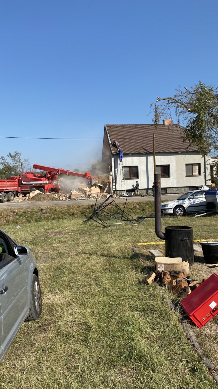 Dobrovolníci z celé republiky pomáhají v obcích zasažených tornádem