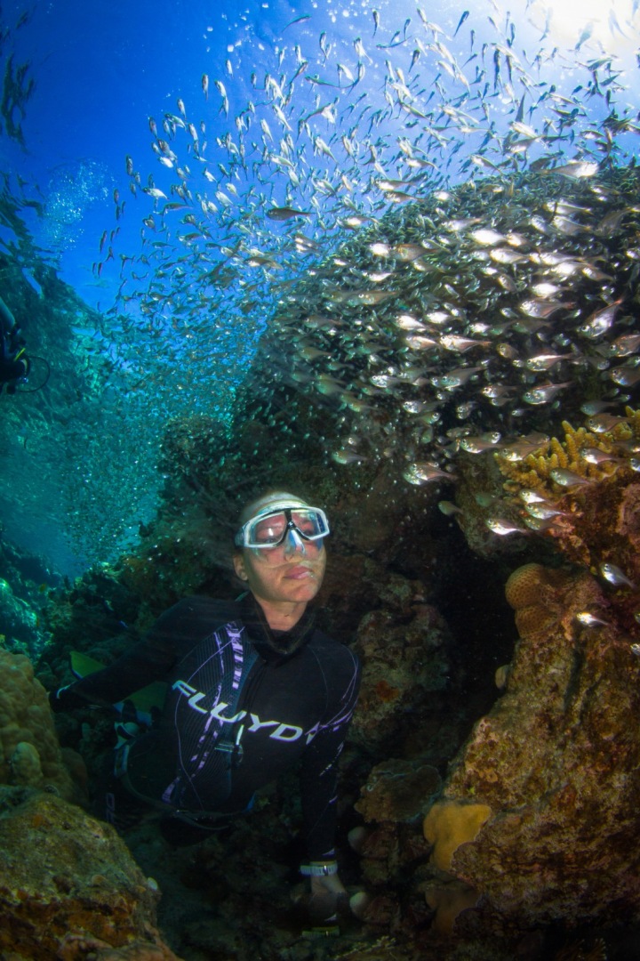 Freediverka užívající si krásy podmořského světa.