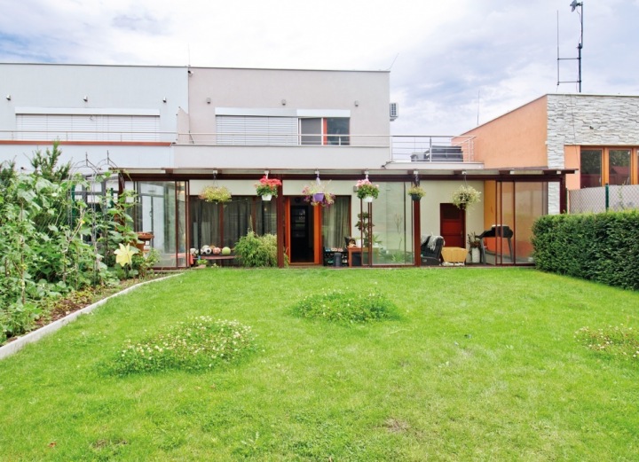 Dům na Praze 8 se solárními panely a nabíječkou na elektromobil