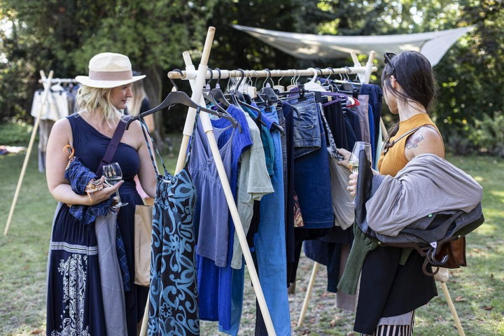 Ženy nakupují na venkovním bazárku