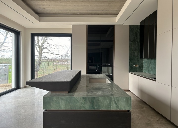 Velká francouzská okna nabízí pohled do okolní přírody