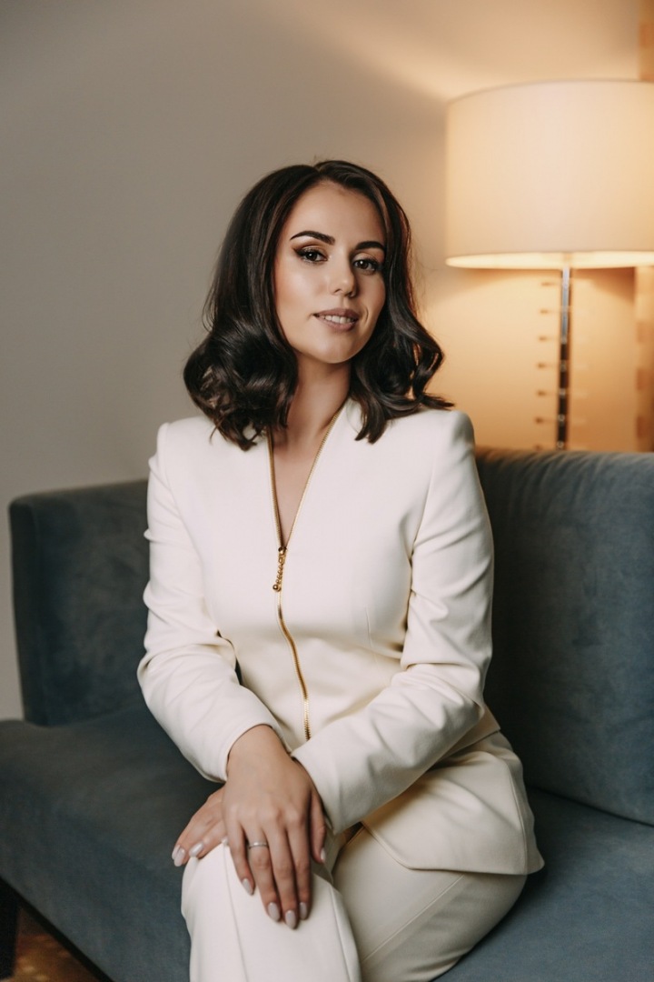 Julie založila i dámský klub, který má za cíl spojovat ženy. Každý měsíc pro dámy organizuje dvě akce, na kterých se mohou dozvědět něco nového od zajímavých lektorů, anebo si jenom odpočinout a strávit čas v příjemné společnosti. 