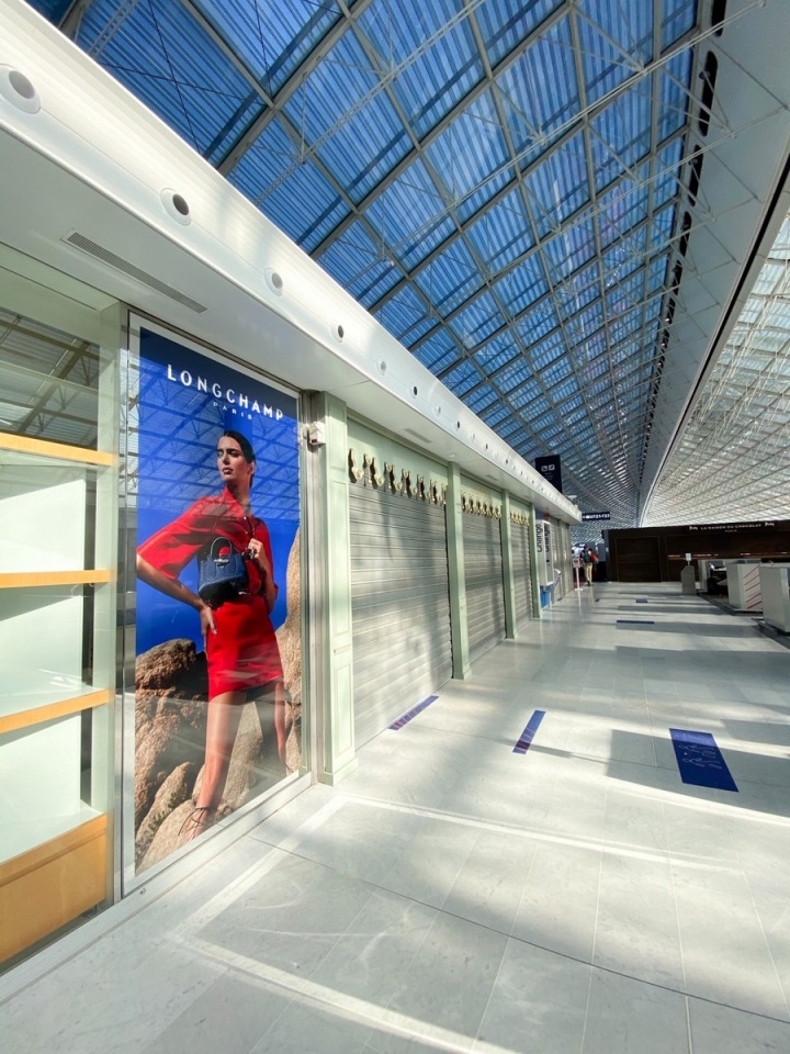 Odletová hala na letišti v Paříži.