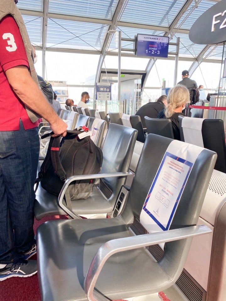 Povolené je sedět na každém druhém sedadle