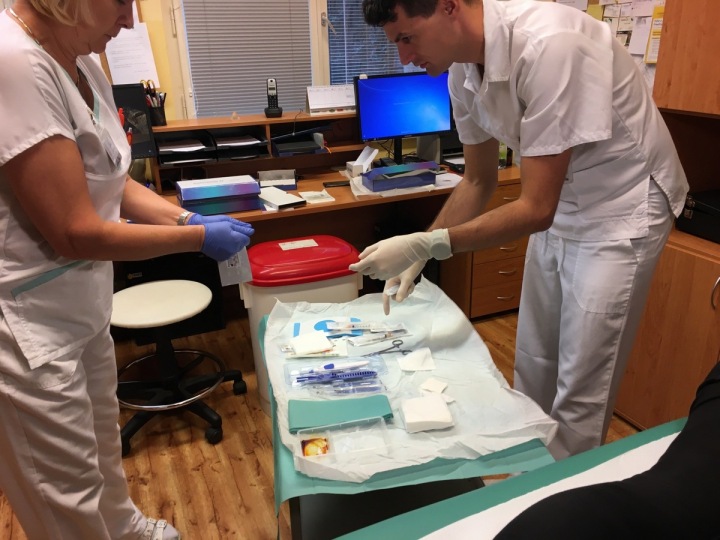 Lékař si připravuje nástroje na malý zákrok. 