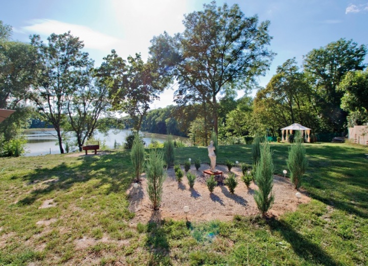 Jezero je jen nedaleko vily