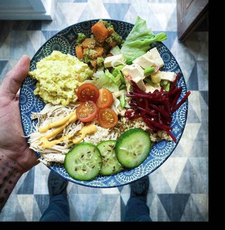 Jídlo nemusí být nuda, pestrý salátový talíř