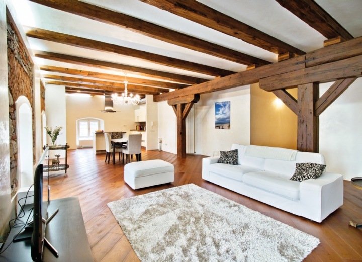 Luxusní obývací pokoj v historické budově.