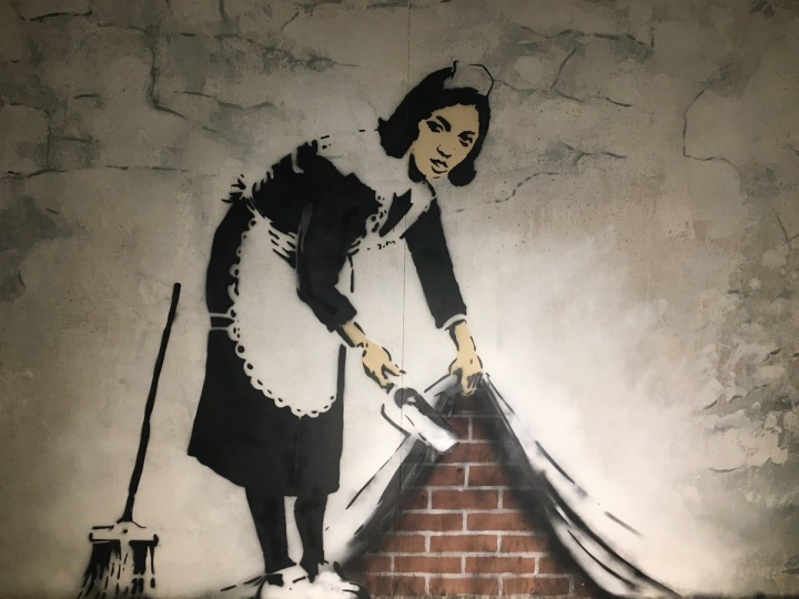 Uklízečka zametající nepořádek. Uklízečka zametající nepořádek.