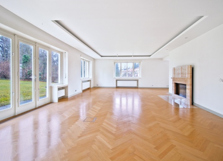 Obývací pokoj s výhledem do zahrady. 