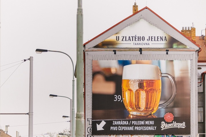 Část Prahy s reklamní plachtou Část Prahy s reklamní plachtou
