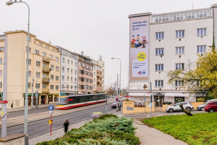 Část Prahy s reklamní plachtou Část Prahy s reklamní plachtou