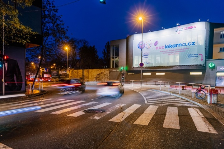 Část Prahy s reklamní plachtou Část Prahy s reklamní plachtou