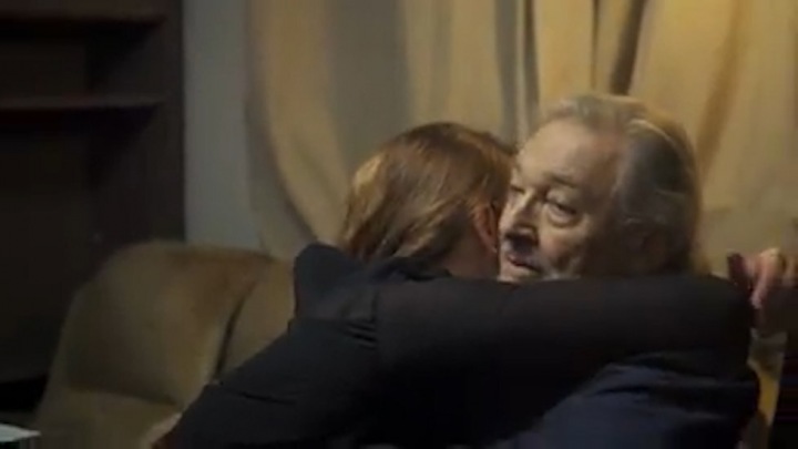 Záběry z filmu: Ivana objímá Karla. Záběry z filmu: Ivana objímá Karla.