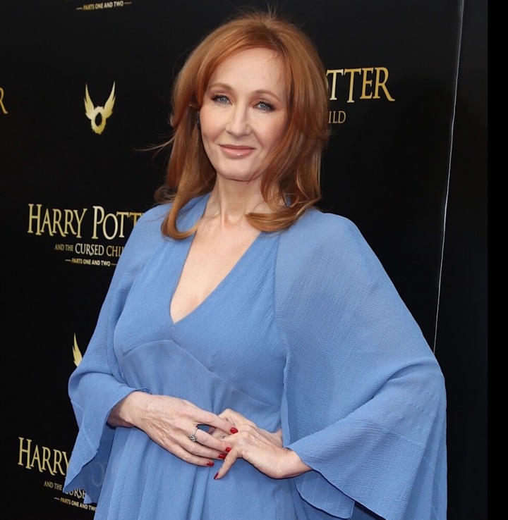J. K. Rowling stojí ve světle modrých šatech J. K. Rowling stojí ve světle modrých šatech