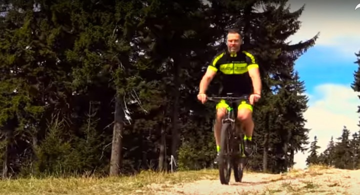 Už i Jaromír Jágr objevil kouzlo jízdy na kole. Už i Jaromír Jágr objevil kouzlo jízdy na kole.