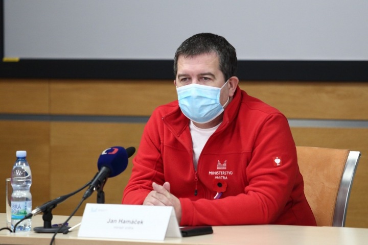 Jan Hamáček v červeném svetru Jan Hamáček v červeném svetru