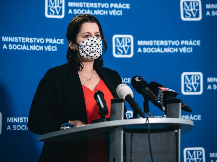 Jana Maláčová v červených šatech Jana Maláčová v červených šatech
