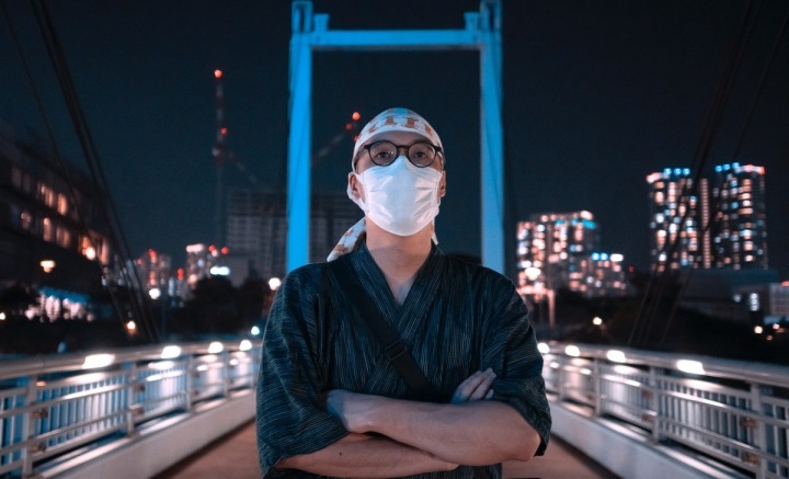 Muž s rouškou v Tokyu Muž s rouškou v Tokyu