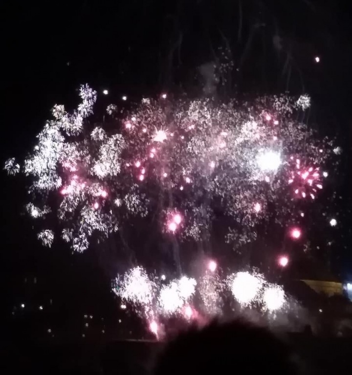 Tenhle ohňostroj rozzářil oblohu v Praze. Tenhle ohňostroj rozzářil oblohu v Praze.