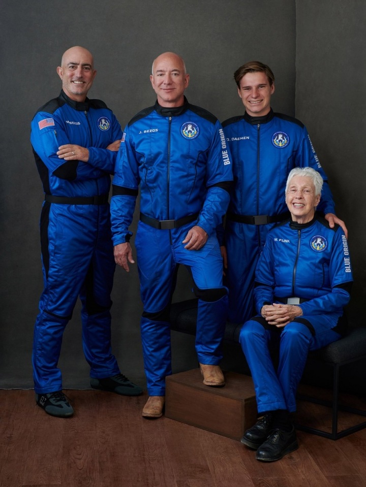 Zleva: Mark Bezos, Jeff Bezos, Oliver Daemen, Wally Funk Zleva: Mark Bezos, Jeff Bezos, Oliver Daemen, Wally Funk