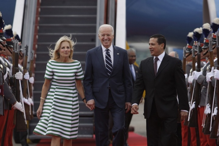 Jill Biden v bílozelených pruhovaných šatech Jill Biden v bílozelených pruhovaných šatech