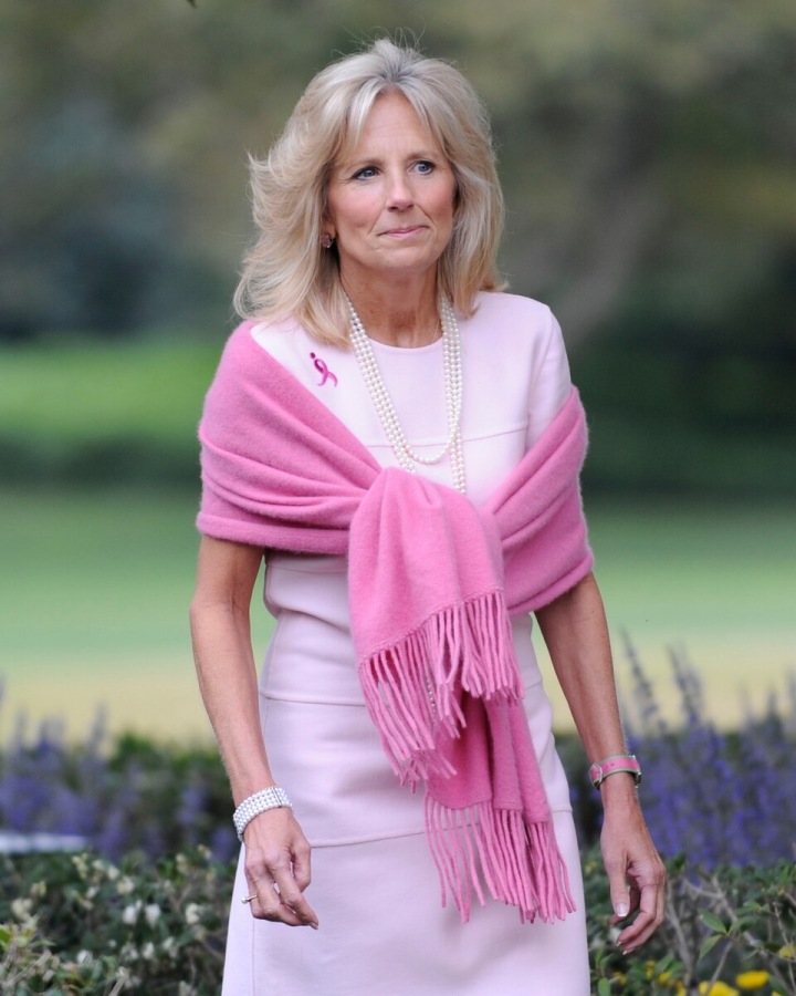 Jill Biden v pastelově růžových šatech Jill Biden v pastelově růžových šatech