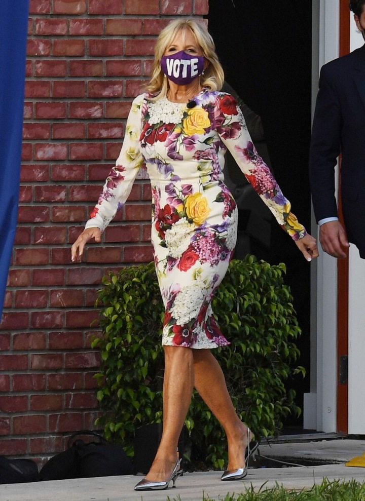 Jill Biden v šatech s květinovým vzorem Jill Biden v šatech s květinovým vzorem