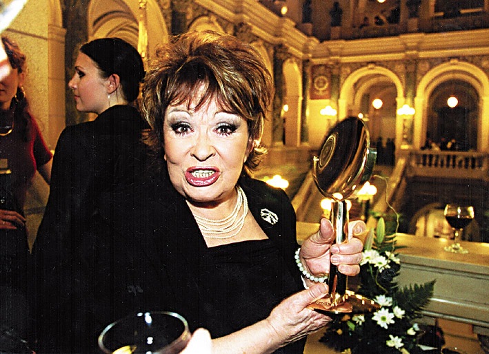 Jiřina Bohdalová s cenou TýTý. Jiřina Bohdalová s cenou TýTý.