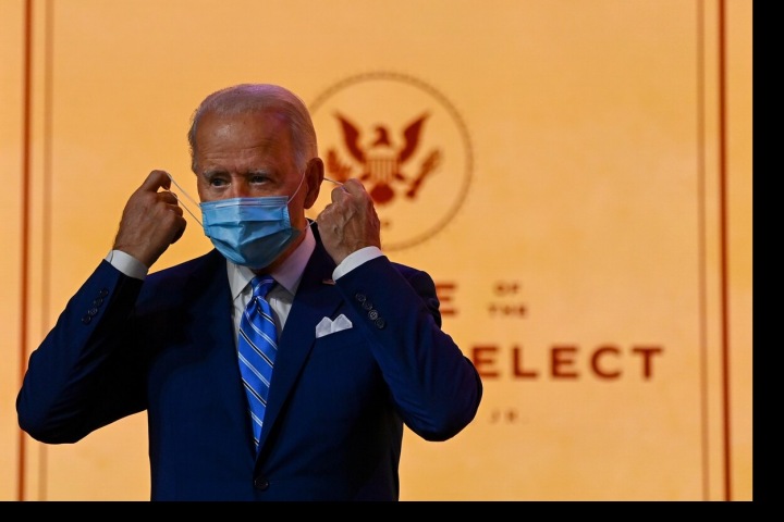 Joe Biden s rouškou