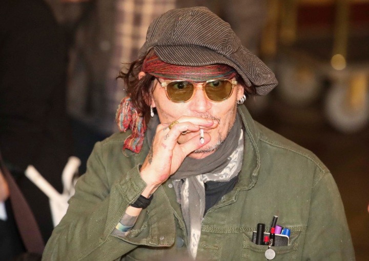 Johnny Depp v khaki džísce s cigárem.