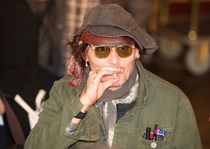Johnny Depp v khaki džísce s cigárem. Johnny Depp v khaki džísce s cigárem.