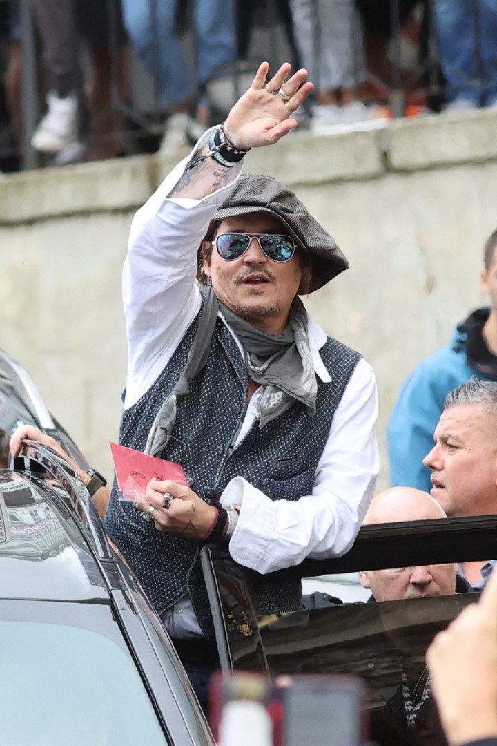 Johnny Depp zdraví své fanoušky. Johnny Depp zdraví své fanoušky.