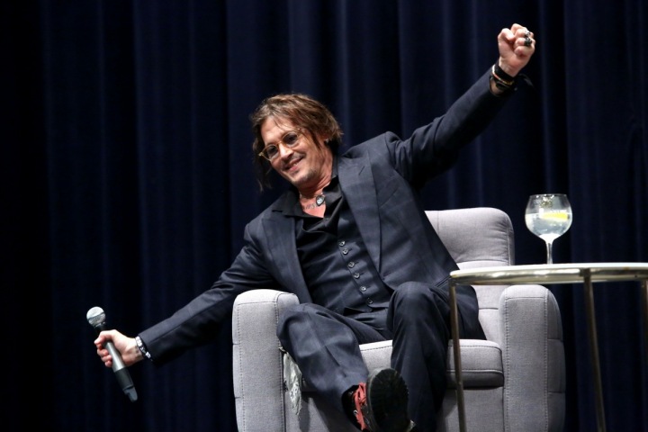 Johnny Depp na diskusi v elegantním obleku a pohorkách. Johnny Depp na diskusi v elegantním obleku a pohorkách.