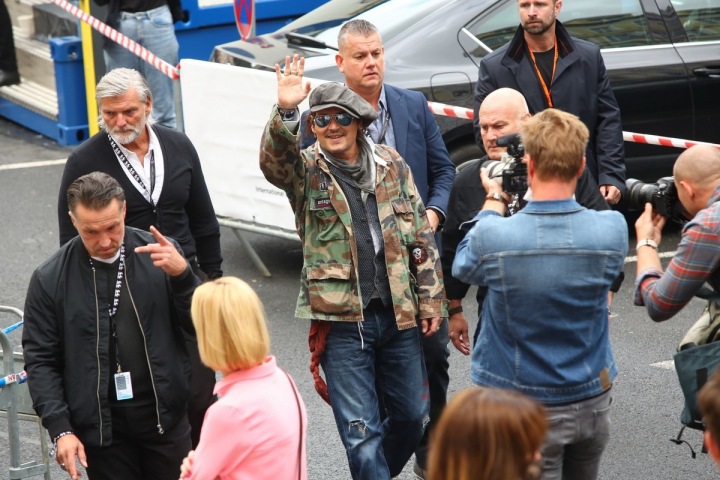 Johnny Depp cestou do divadla. Johnny Depp cestou do divadla.