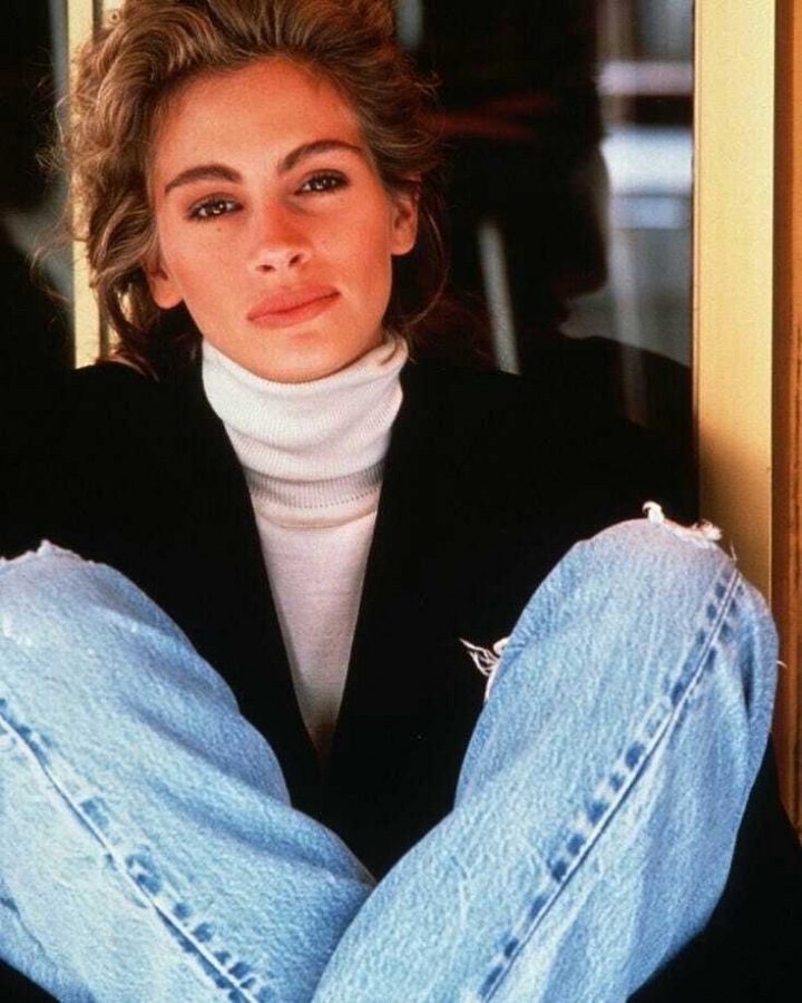 Julia Roberts v džínách a bílém roláku Julia Roberts v džínách a bílém roláku