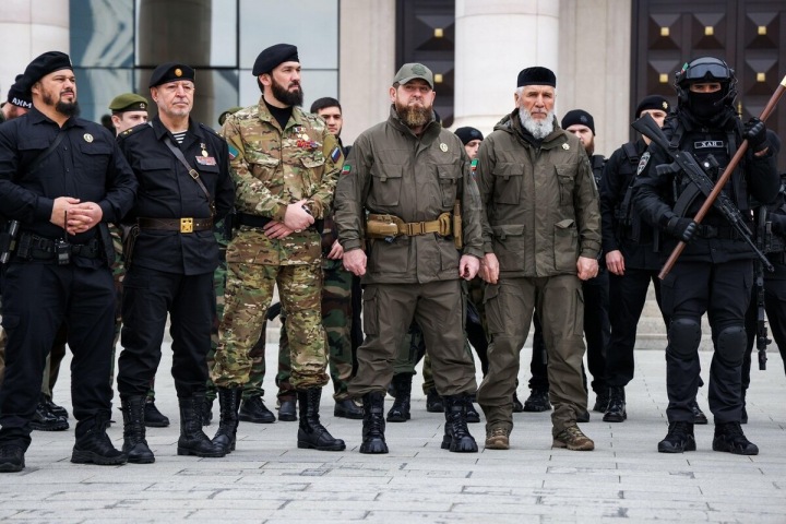 Ramzan Kadyrov a jeho slavné značkové boty. Ramzan Kadyrov a jeho slavné značkové boty.