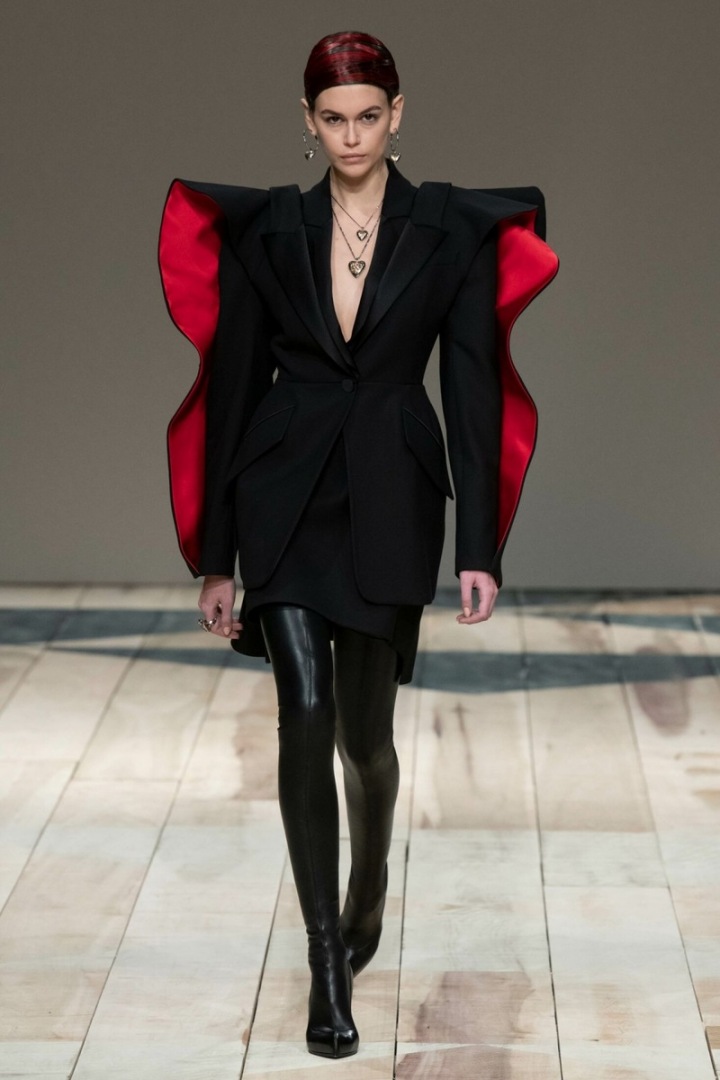 Kaia Gerber v černém obleku Alexander McQueen Kaia Gerber v černém obleku Alexander McQueen