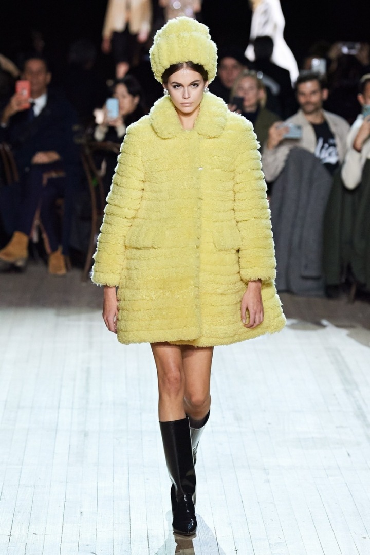 Kaia Gerber ve žlutém modelu Marc Jacobs Kaia Gerber ve žlutém modelu Marc Jacobs