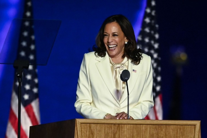 Kamala Harris v bílém kostýmku Kamala Harris v bílém kostýmku