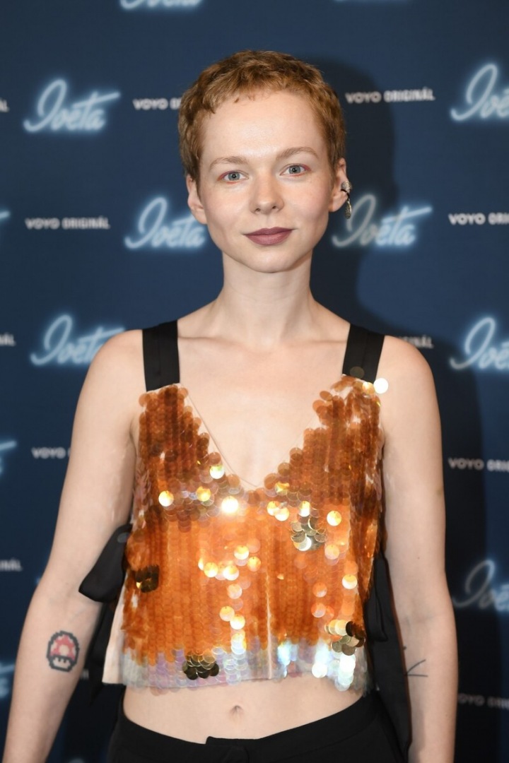 Herečka Anna Kamenická zřejmě zamířila na špatnou akci. Její oděv by se hodil spíše na diskotéku pro náctileté.