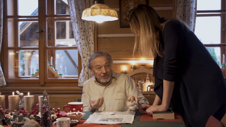 Záběry z filmu: Zpěvák zapíjí hrst prášků. Záběry z filmu: Zpěvák zapíjí hrst prášků.