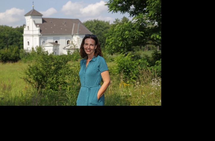 Karin Lednická u kostela Karin Lednická u kostela