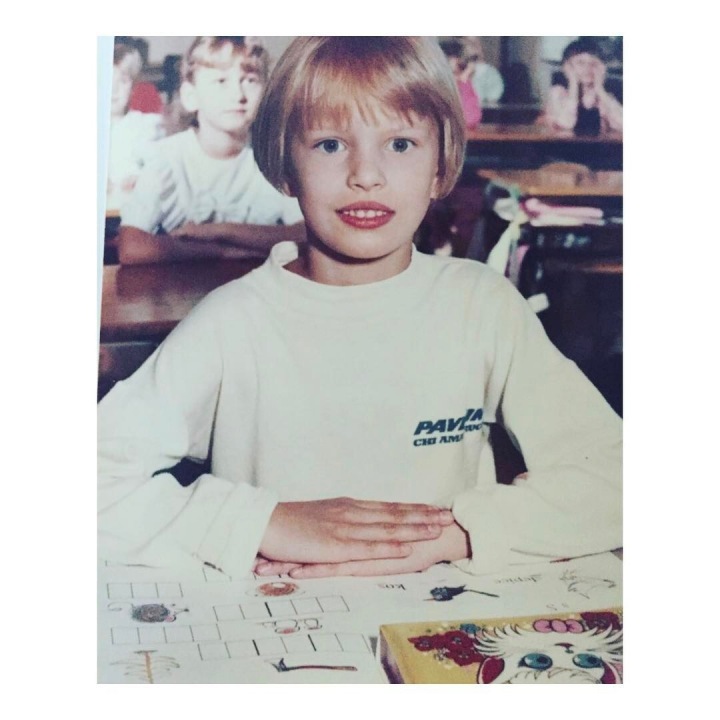 Karolína Kurková ve škole. Karolína Kurková ve škole.