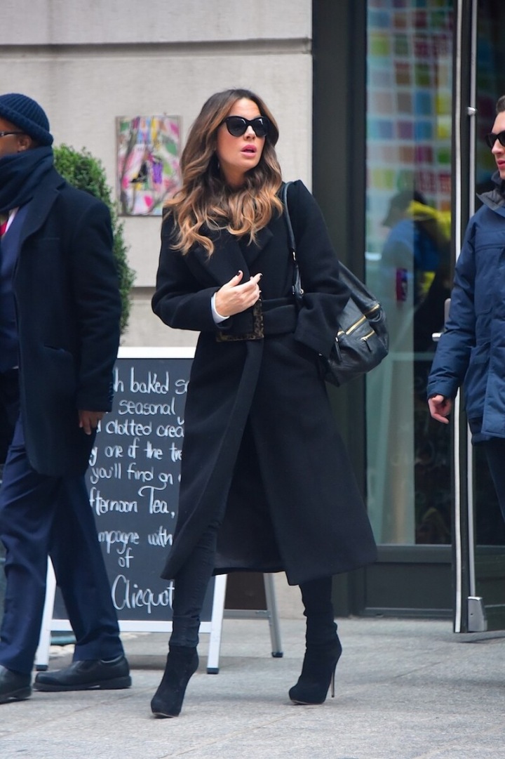 Kate Beckinsale v černém kabátu na ulici Kate Beckinsale v černém kabátu na ulici