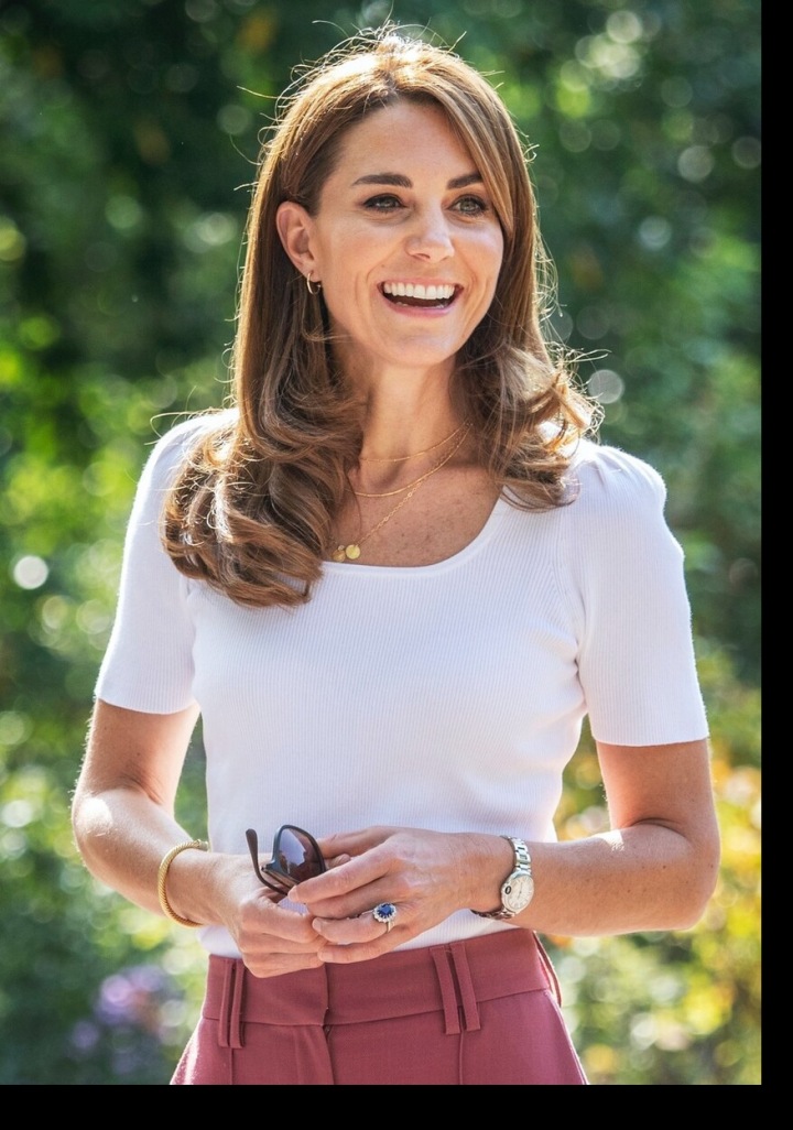 Kate Middleton v bílém tričku Kate Middleton v bílém tričku