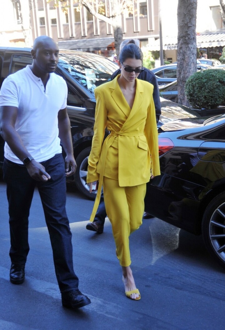 Kendall Jenner ve žlutém obleku Kendall Jenner ve žlutém obleku