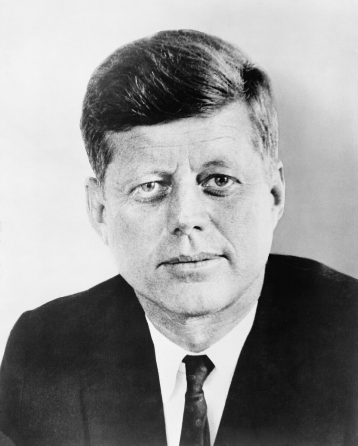 John Fitzgerald Kennedy zemřel za tragických okolností. Tato událost změnila dějiny USA.