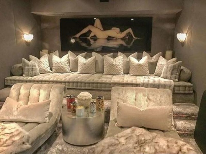 Táto luxusná izba Khloé má jednu celú stenu vyplnenú obrazovkou, aby ste ju mohli pozorovať úplne zblízka Tato luxusní pokoj má jednu celou stěnu vyplněnou obrazovkou, abyste ji mohli pozorovat zcela zblízka Táto luxusná izba Khloé má jednu celú stenu vyplnenú obrazovkou, aby ste ju mohli pozorovať úplne zblízka Tato luxusní pokoj má jednu celou stěnu vyplněnou obrazovkou, abyste ji mohli pozorovat zcela zblízka