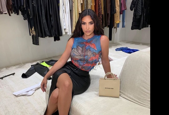 Kim Kardashian sedí na pohovce Kim Kardashian sedí na pohovce